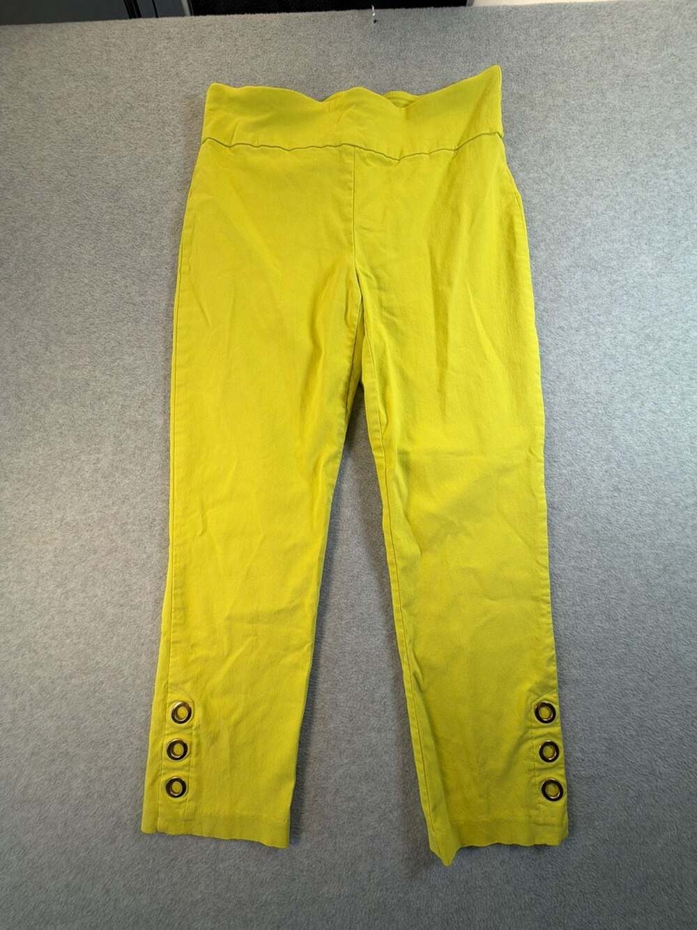 Attyre Petite Capri Pants Size 8P Yellow Gold Grommet Detail
